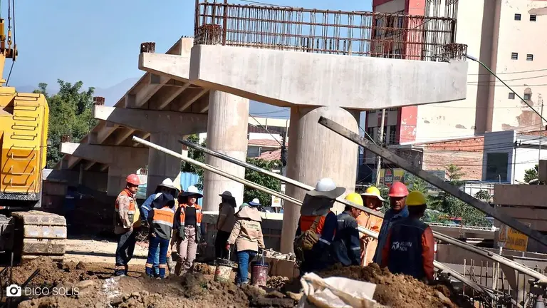 Los trabajos en el distribuidor de la avenida Per&uacute;, este 10 de abril. DICO SOL&Iacute;S