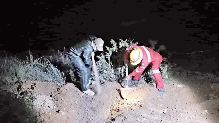 Exhuman el cuerpo  de un hombre en Alto Sacaba, Cochabamba./ CORTES&Iacute;A