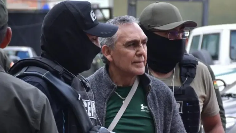 El general en retiro, Marco Bracamonte, a su arribo a la FELCC de La Paz. APG