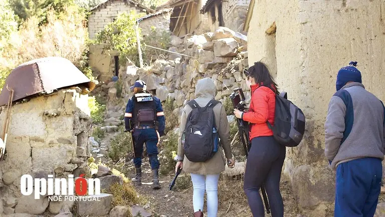 Un grupo de turistas es guiado por San Isidro./ NOÉ PORTUGAL
