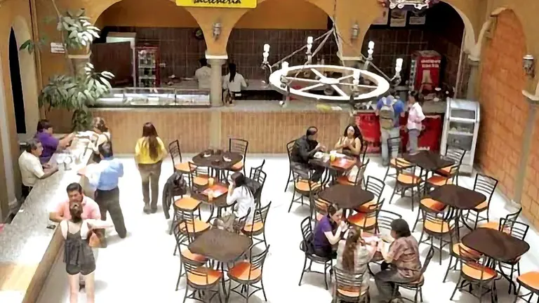 Negocios gastronómicos en una plaza de comidas  de Cochabamba./ ARCHIVO