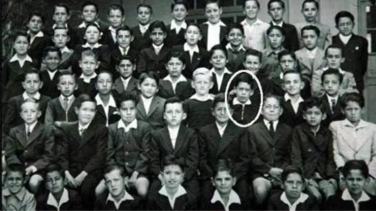 Mario Vargas Llosa (c&iacute;rculo) en cuarto de primaria del colegio La Salle de Cochabamba, en 1945.