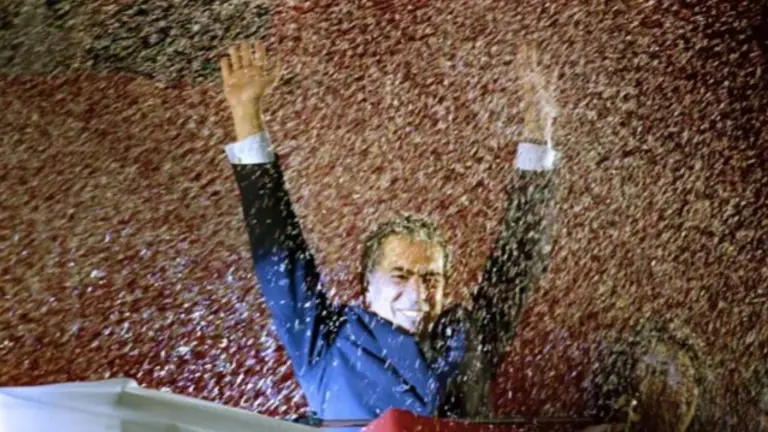 Mario Vargas Llosa durante su campa&ntilde;a presidencial en 1990 en Per&uacute;. GETTY IMAGES