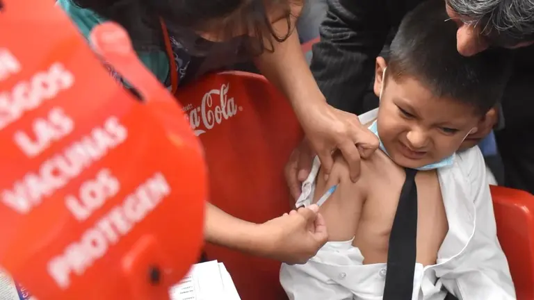 Un ni&ntilde;o es inmunizado en el marco de la Semana de Vacunaci&oacute;n./DICO SOL&Iacute;S