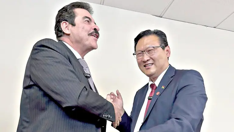 Manfred Reyes Villa y Chu Hyun Chung, precandidatos para los comicios generales del 17 de agosto./APG