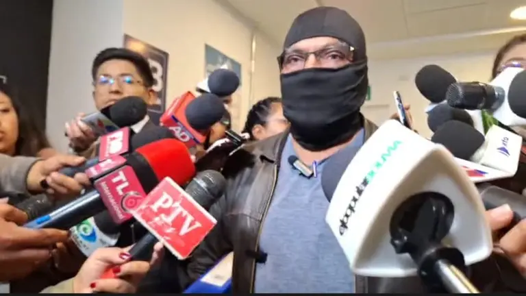 El diputado "evista", H&eacute;ctor Arce", aparece encapuchado. CAPTURA DE PANTALLA