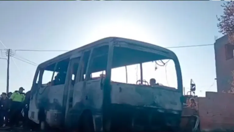 El bus despu&eacute;s del incidente registrado. CAPTURA DE VIDEO