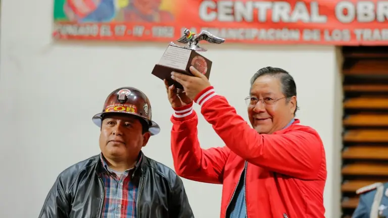 El ejecutivo de la COB Juan Carlos Huarachi (i) y el presidente Luis Arce (d), durante el aniversario del ente trabajador. APG