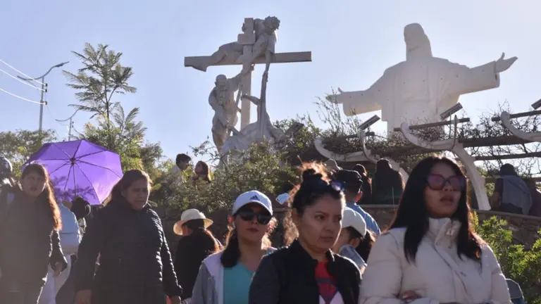 El viacrucis inaugurado en el ascenso al Cristo de la Concordia. DICO SOL&Iacute;S