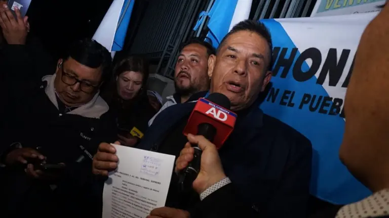 El representante de UCS, Luis Antezana, inscribe a "UCS - La Fuerza del Pueblo" de Johnny Fern&aacute;ndez. APG