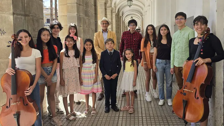 Emilio Aliss con estudiantes en Cochabamba. CORTES&Iacute;A