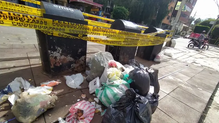 Residuos s&oacute;lidos en una esquina de la ciudad de Cochabamba, este 21 de abril. DICO SOL&Iacute;S