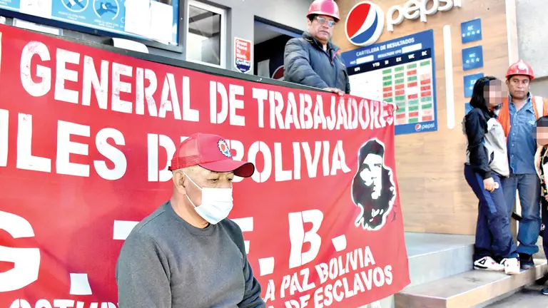 Personal de Pepsi realiza una vigilia en la planta de Cochabamba./NO&Eacute; PORTUGAL