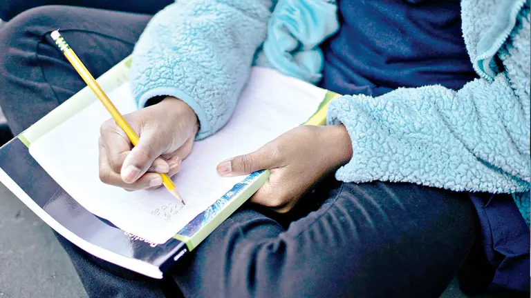 Fotograf&iacute;a ilustrativa de un ni&ntilde;o escribiendo./PEXELS