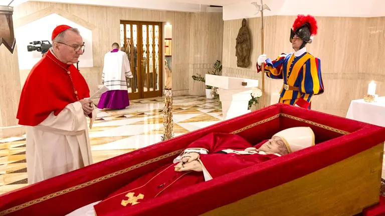 El cuerpo del papa Francisco ya puede ser visitado por los feligreses./LOS ANGELES TIMES