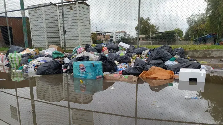 La acumulaci&oacute;n de basura en la ciudad, este 23 de abril. DICO SOL&Iacute;S