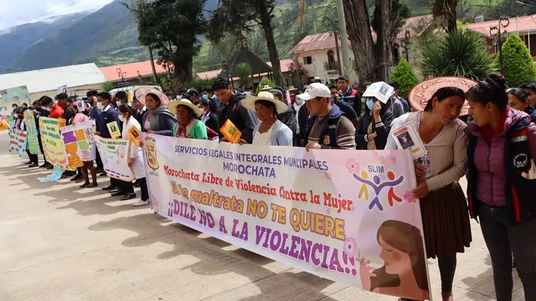 Imagen referencial de una marcha contra la violencia, a prop&oacute;sito del D&iacute;a de la Mujer Boliviana, en 2022 en Morochata. LUIS MAMANI