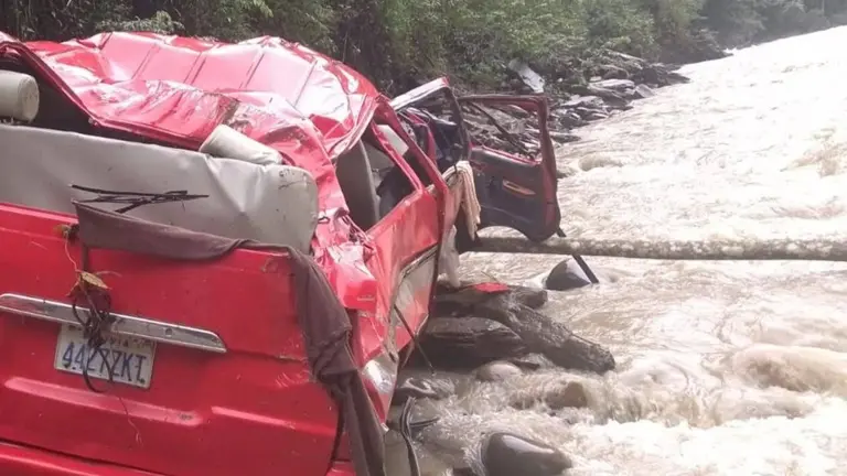 Imagen del minib&uacute;s que se precipit&oacute; por el sector Puente Cajones en la carretera La Paz, Caranavi. RRSS