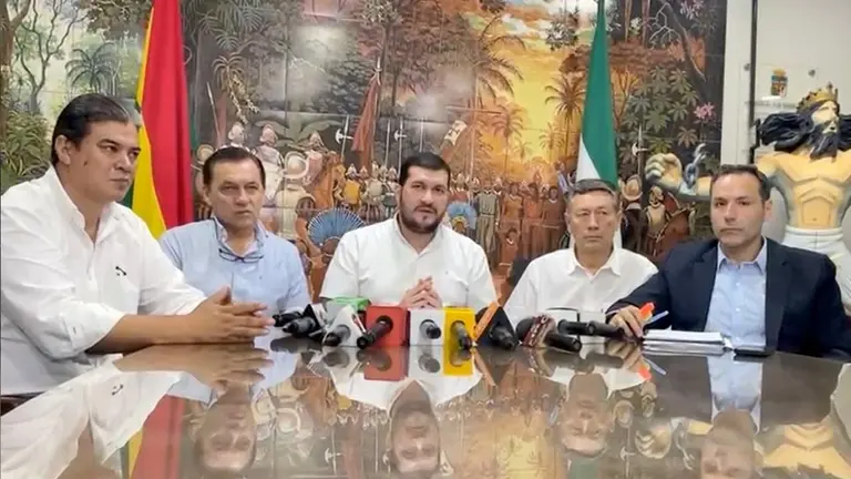 El presidente cívico cruceño, Stello Cochamanidis, brinda declaraciones a los medios./ COMITE PRO SANTA CRUZ