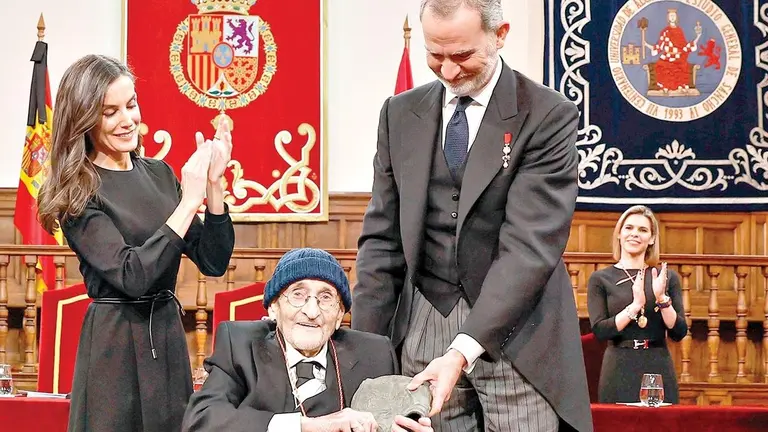 &Aacute;lvaro Pombo recibe premio Cervantes./ EL MUNDO