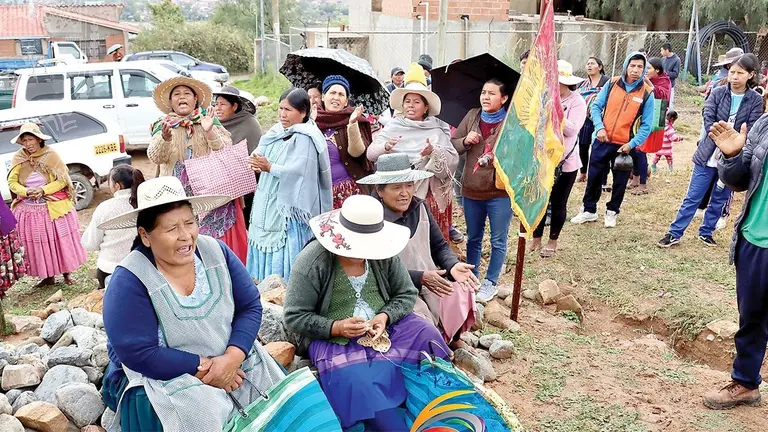 Vecinos de Esquil&aacute;n en vigilia para evitar el ingreso de basura a Colcapirhua./ GAM COLCAPIRHUA