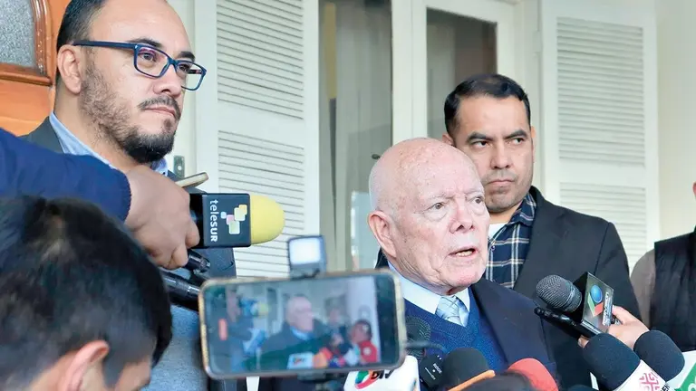 El presidente del TSE, Oscar Hassenteufel (c), acompa&ntilde;ado por el vocal Gustavo &Aacute;vila./ APG