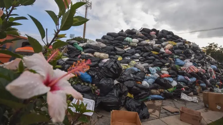 Basura acumulada en la ciudad, este 24 de abril. DICO SOL&Iacute;S