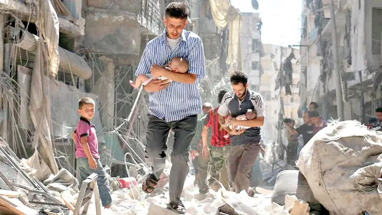 Padres llevan a sus ni&ntilde;os heridos tras un bombardeo de Rusia en Ucrania./ EL PERI&Oacute;DICO