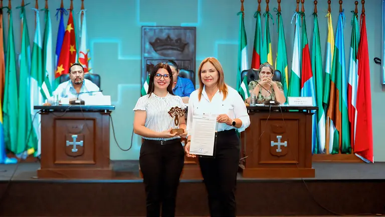 Entrega del reconocimiento a Farmacorp. CORTES&Iacute;A