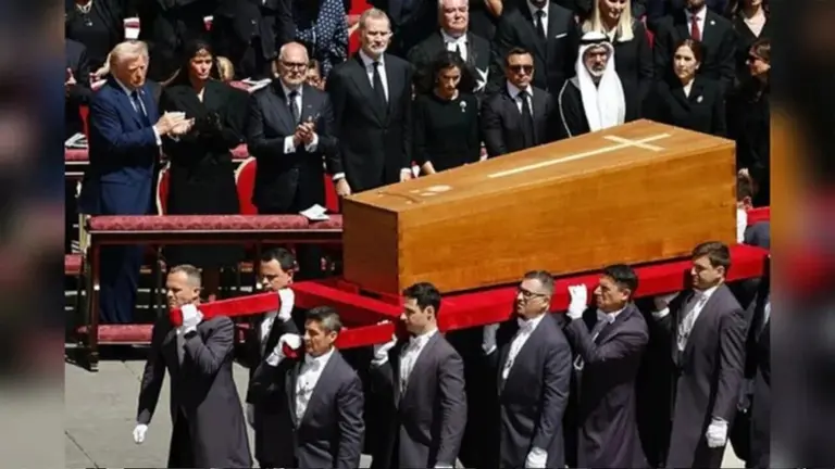 El f&eacute;retro del Papa Francisco, sacado a hombros de San Pedro. EL MUNDO