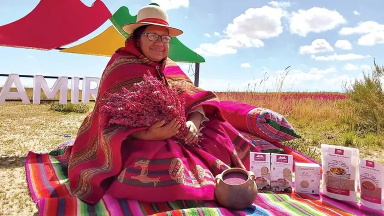 Trigidia Jiménez, junto a los productos que transforma en la Granja Samiri./ VIOLETA SORIA