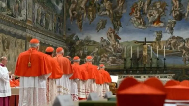 El c&oacute;nclave en la Capilla Sixtina. VATICAN NEWS
