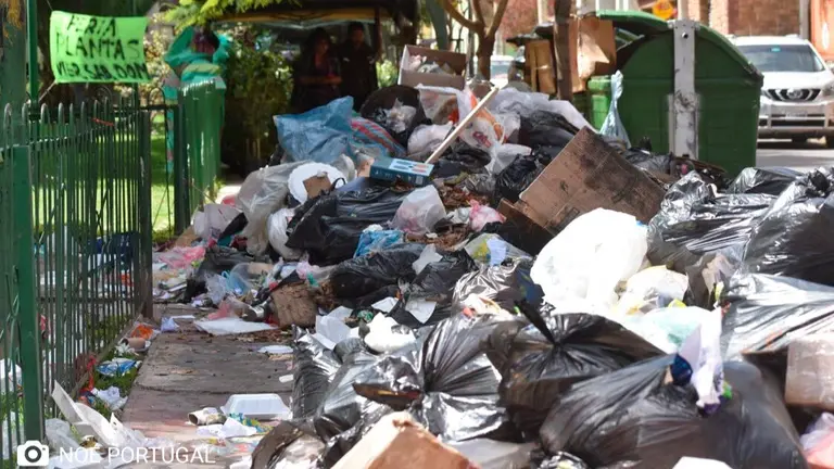 Basura Acumulada en la ciudad. NO&Eacute; PORTUGAL