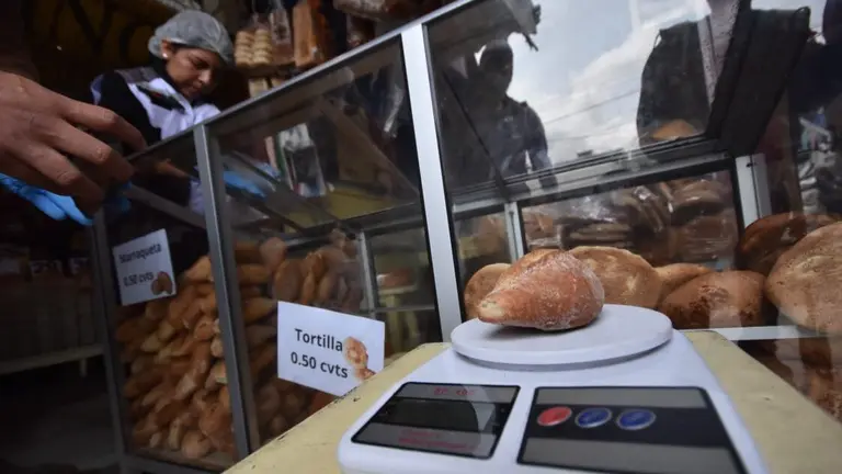 El control en la venta de pan en mercados, este 28 de abril. DICO SOL&Iacute;S
