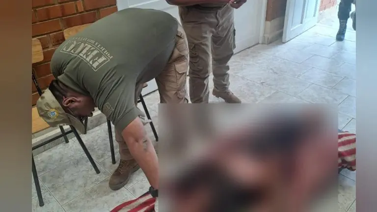 Policía realiza el levantamiento del cuerpo de un privado de libertad en la cárcel de El Abra./  CORTESÍA