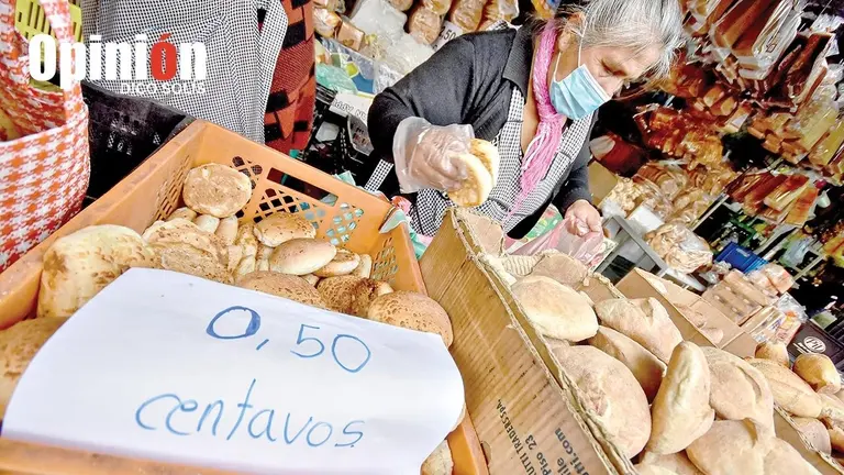 Un puesto de venta del pan en el Mercado Calatayud./ DICO SOL&Iacute;S