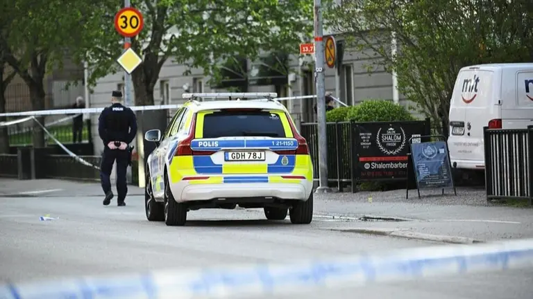 Un oficial de Polic&iacute;a trabaja cerca de la escena donde varias personas resultaron heridas por disparos en la plaza Vaksala en Uppsala, Suecia, este 29 de abril. REUTERS.