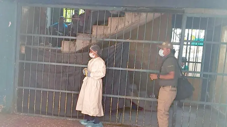 Investigadores ingresan al penal de El Abra para realizar el levantamiento legal del cuerpo, el 28 de abril./ CORTES&Iacute;A