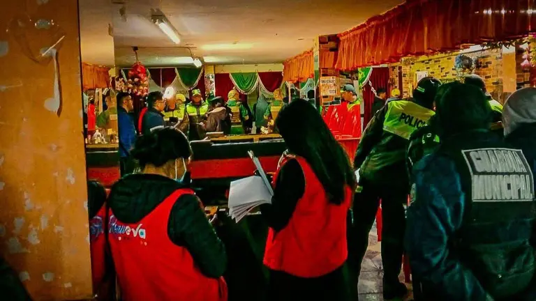 Intervenci&oacute;n en un bar clandestino. POLIC&Iacute;A BOLIVIANA