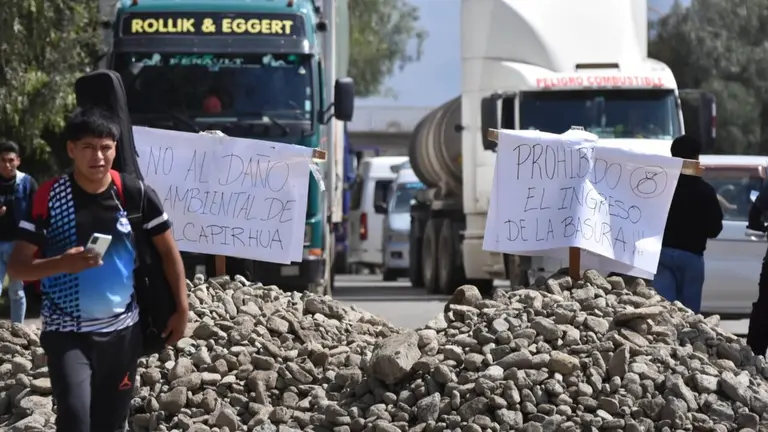 Bloqueo indefinido en Colcapirhua contra el ingreso de basura. DICO SOL&Iacute;S