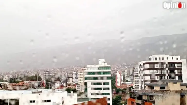 Lluvia en la ciudad de Cochabamba. VIOLETA SORIA