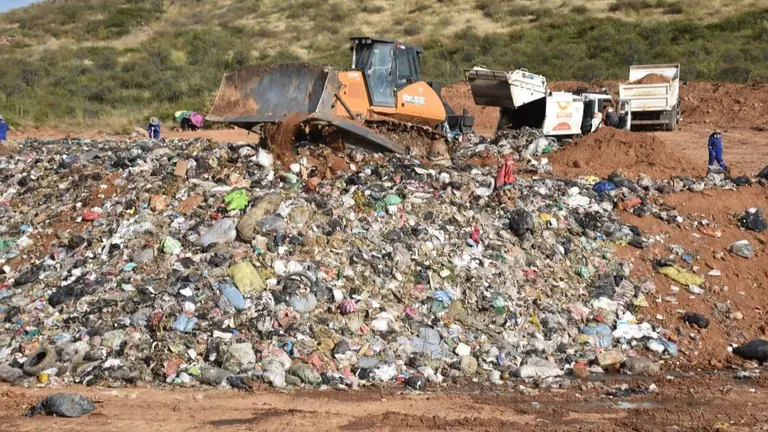 El ingreso de residuos s&oacute;lidos en una celda de Cotapachi. NO&Eacute; PORTUGAL