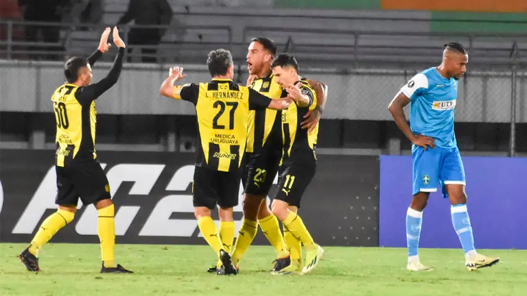 Jugadores de Pe&ntilde;arol festeja uno de los goles. DICO SOL&Iacute;S 