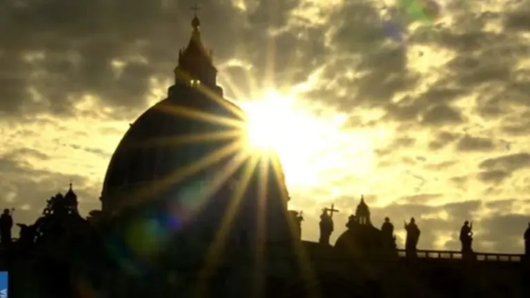 El atardecer en Roma, mientras los 133 cardenales  emiten sus primeros votos para elegir al papa en la Capilla Sixtina. CAPTURA DE PANTALLA