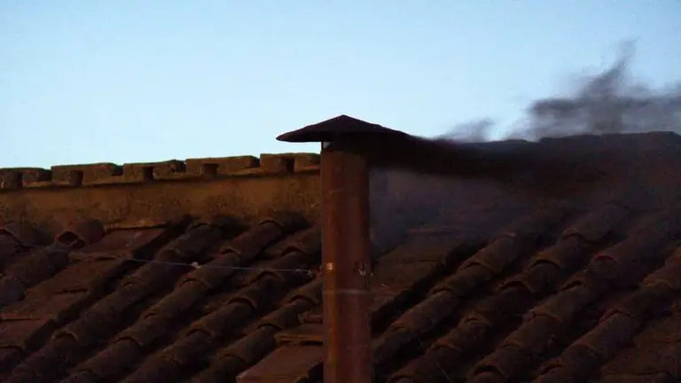 Humo negro en el Vaticano. VATICAN NEWS