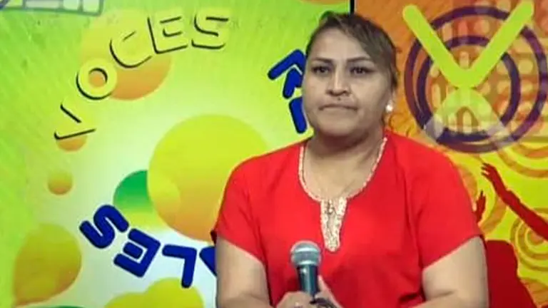 La periodista &Aacute;ngela Ninoska Mamani aparece en una imagen de archivo, en el estudio del Canal 35 Televisi&oacute;n Tunari. ANGELA NINOSKA MAMANI