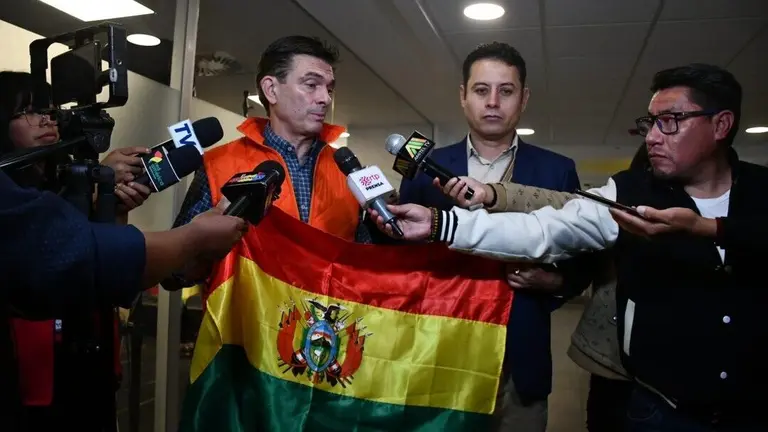 El candidato presidencial Rodrigo Paz (i) junto al excapit&aacute;n Edmand Lara./ DTV