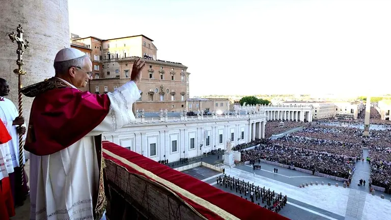 Robert Prevost, que eligi&oacute; el nombre de Le&oacute;n XIV, saluda desde el balc&oacute;n de la bas&iacute;lica de San Pedro./VATICAN NEW