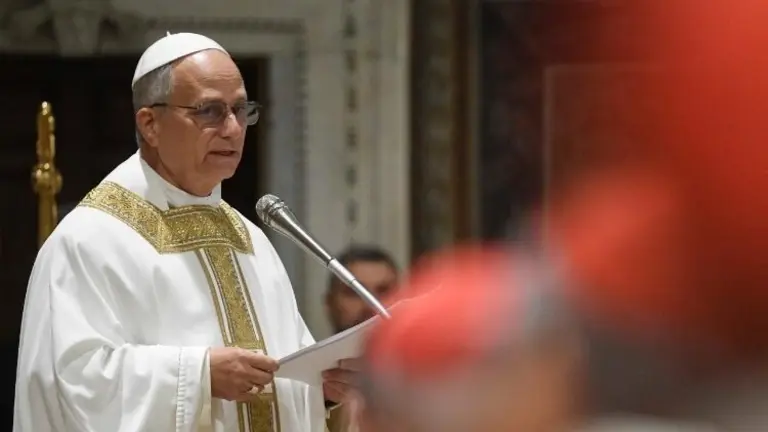 Tras ser electo, el papa Le&oacute;n XIV ofici&oacute; su primera misa como pont&iacute;fice con el Colegio de Cardenales, en la Capilla Sixtina. VATICAN NEWS
