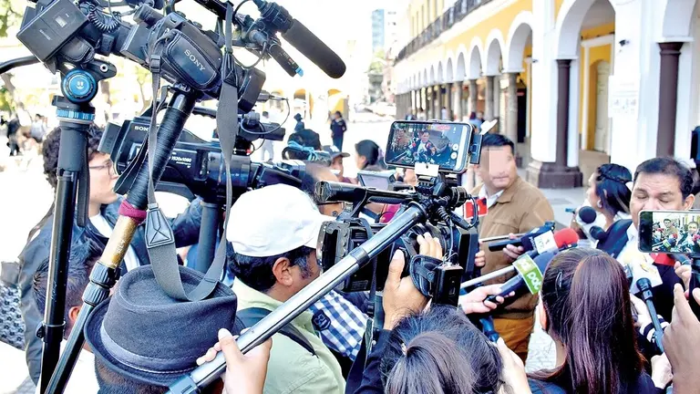 Trabajadores de prensa durante una entrevista en la plaza 14 de Septiembre./ NOÉ PORTUGAL